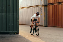 Radfahrer Mit Einem Fixie Bei Sonnenuntergang Im Container Hafen