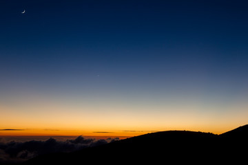 Sticker - Mondsichel über dem vom Sonnenuntergang erleuchteten Horizont am Mauna Kea auf Big Island, Hawaii, USA.