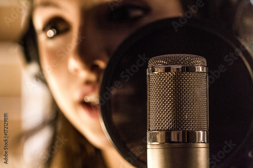 Plakat Dziewczyna nagrywa wokale w studiu