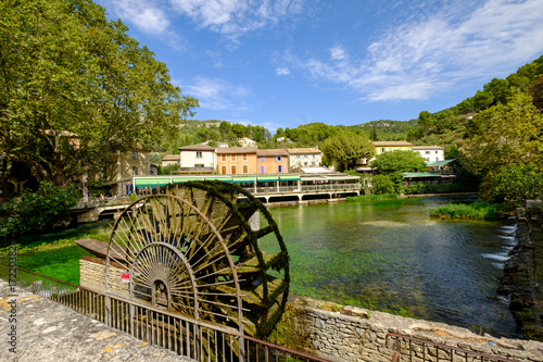 Vue Sur Le Village De Fontaine De Vaucluse Provence France