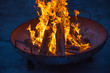 große Pfanne mit Lagerfeuer - offenes Kochfeuer