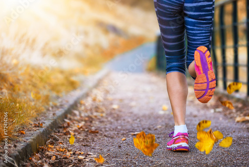Plakat Nogi biegacza w jesiennym parku