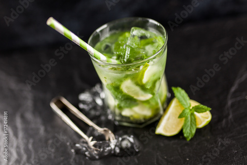 koktajl-o-smaku-mojito-na-bardzo-ciemnym-tle