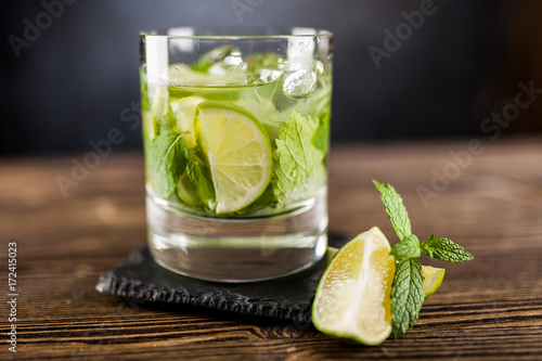 mojito-z-limonka-w-przezroczystej-szklance