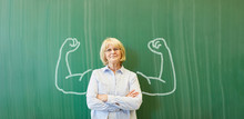 Starke Frau Als Lehrer Vor Tafel Mit Muskeln
