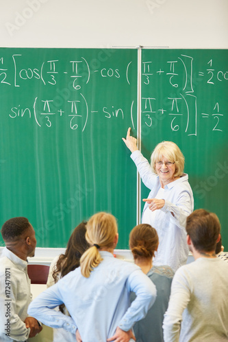 Frau Als Mathe Lehrer An Der Tafel Buy This Stock Photo And