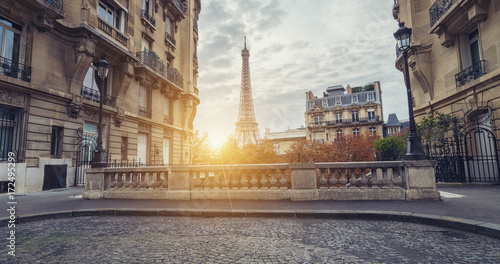 Plakat Zmierzchu widok wieża eifla od alei de Camoens w Paris, France