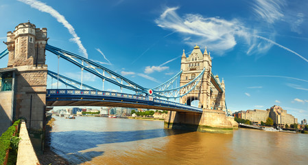 Fototapete - Panoramic image of Tower Bridge in London on a bright sunny day