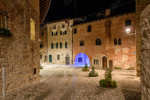 nocny-widok-na-miejscowosc-cividale-del-friuli-w-polnocnych-wloszech