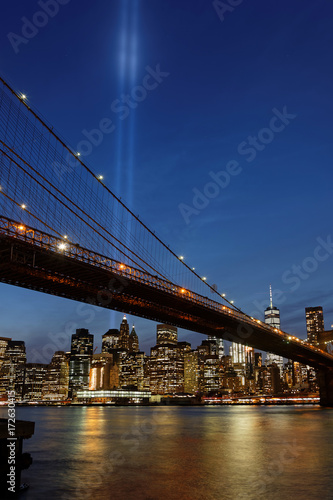 Poster Commémoration du 11 Septembre 2017 au-dessus du pont de Brooklyn