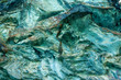 une roche aux teintes bleues et vertes