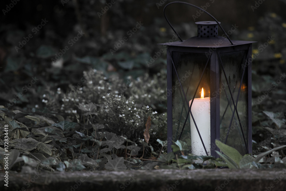 Stock-Foto „Brennende Kerze am Friedhof“