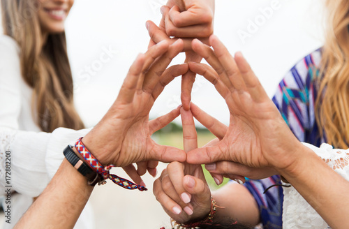 Fotografia hands of hippie friends showing peace sign