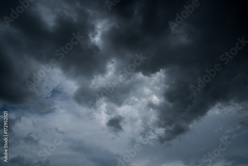 Zdjęcie XXL ciemne chmury burzowe z tłem, ciemne chmury przed burzą.