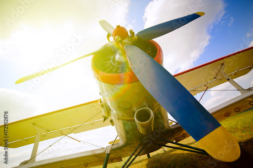 Láminas Parte de un viejo pequeño avión azul y blanco sobre un fondo de cielo azul