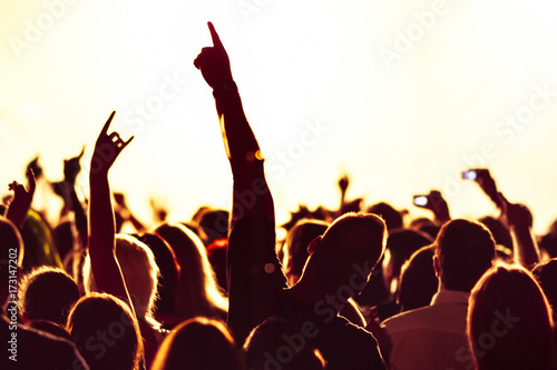 Plakat dopingowanie tłumu na koncercie rockowym przed jasnymi światłami