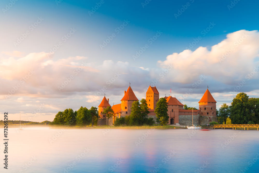 Obraz na płótnie Old castle in sunrise time. Trakai, Lithuania, Eastern Europe. w salonie