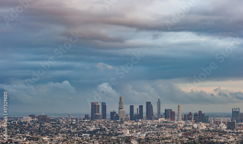 Plakat Panoramę Los Angeles pod złowieszczy deszcz chmury