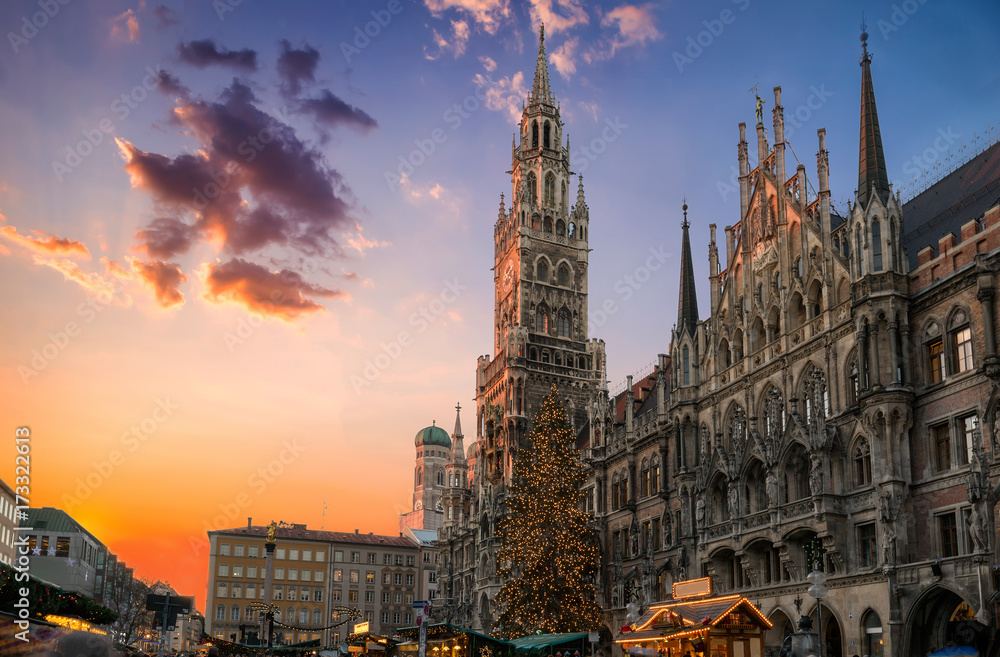 Weihnachtsmarkt am Marienplatz in München bei Sonnenuntergang