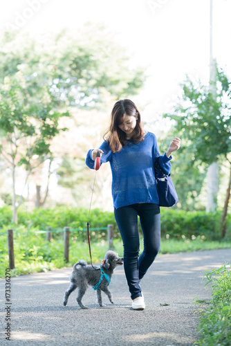 犬の散歩 女性 歩く 走る Stock 写真 Adobe Stock 犬の散歩 女性 歩く 走る Stock 写真 Adobe Stock