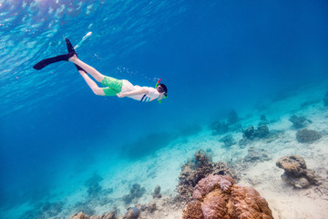 Canvas Print - Boy swimming underwater