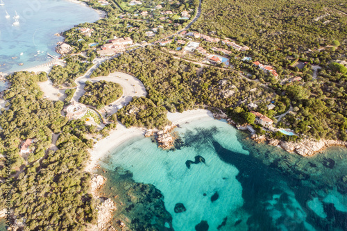 spettacolare vista aerea della spiaggia di Capriccioli in costa Smeralda in Sardegna Wallpaper Mural