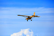 Samolot awionetka ultralekki w powietrzu na błękitnym niebie.