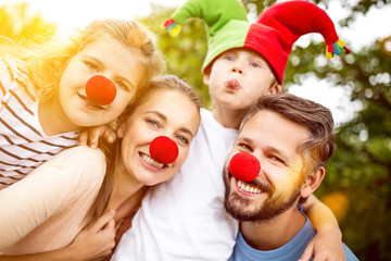 Familie als Clown verkleidet zu Karneval