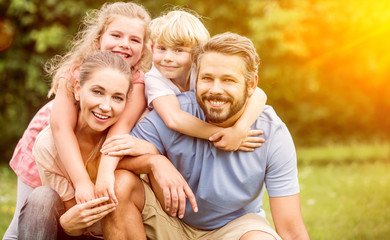 Wall Mural - Harmonie in Familie mit zwei Kindern