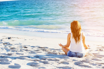 Canvas Print - Young woman relaxing on the beach