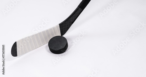 Zdjęcie XXL Lodowy hokejowy krążek hokojowy i hokejowy kij na odosobnionym białym tle, kopii przestrzeń.