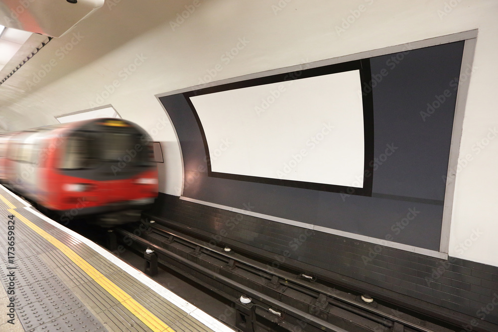 london metro railway platform - obrazy, fototapety, plakaty 
