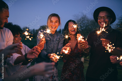 Fotografía Group of friends enjoying out with sparklers
