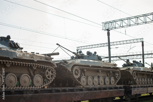 Zdjęcie XXL Czołgi zbiorników na platformie kolejowej. Koncepcja wojskowej wojny
