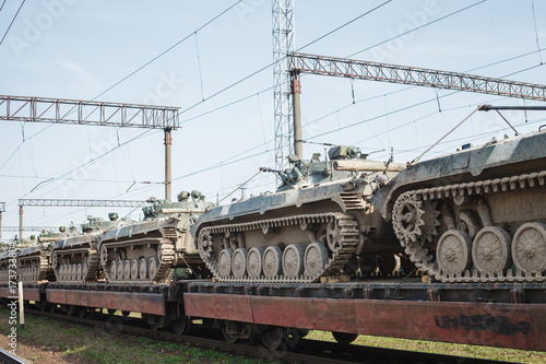 Plakat Czołgi zbiorników na platformie kolejowej. Koncepcja wojskowej wojny