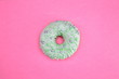 Zielony donut na różowym tle