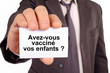 © Richard Villalon - Homme tenant une carte sur laquelle est écrit avez-vous vacciné vos enfants