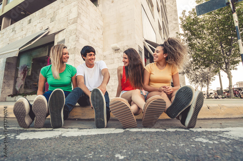 Plakat grupa nastolatków na ulicy