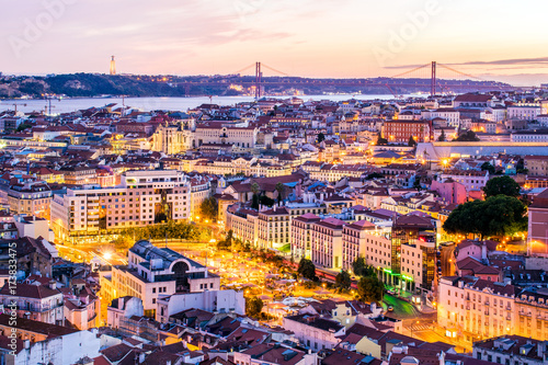 Plakat Widok z lotu ptaka Lisbon od Senhora robi Monte punktu widzenia, lokalizuje w GraÃ§a sąsiedztwie, Portugalia