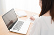 © aijiro - eラーニング、女性、パソコン、ノート