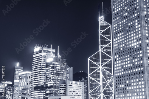 Plakat Wysoki wzrosta budynek biurowy w Hong Kong mieście przy nocą