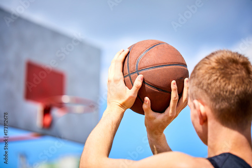 Zdjęcie XXL mężczyzna gra w koszykówkę na świeżym powietrzu