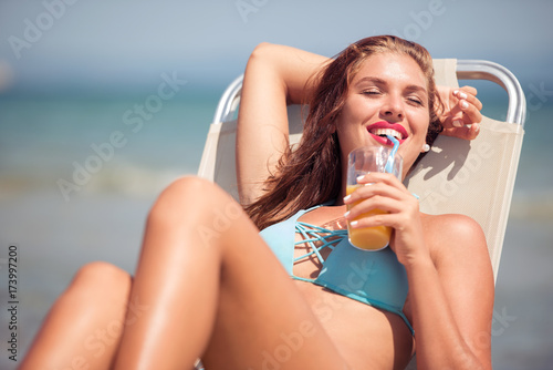Plakat Kobieta relaks na plaży