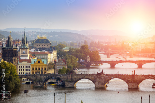 Plakat Praga, Republika Czeska. Panorama starego miasta od nasypu i mostów przez Wełtawę