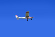 Samolot sterowany radiowo w powietrzu na błękitnym niebie.