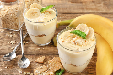 Sticker - Glasses with delicious banana pudding on table