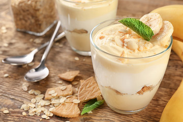 Canvas Print - Glass with delicious banana pudding on table