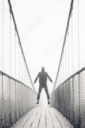 Fototapeta most we mgle  czlowiek-na-moscie-we-mgle