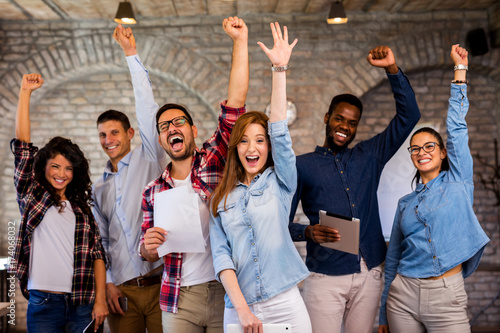 Fotografía Group of young businesspeople celebrating success