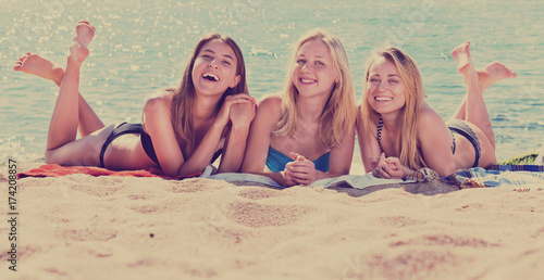 Young Girls Nu Beach